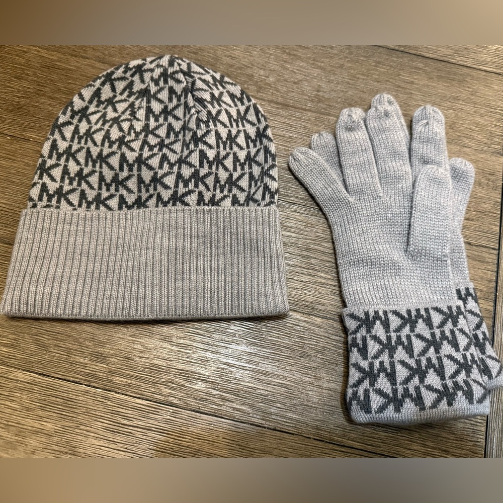 MICHAEL KORS SIGNATURE HAT & GLOVE SET